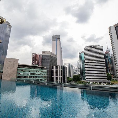 קואלה לומפור Ph Suites At Pavilion Bukit Bintang מראה חיצוני תמונה The swimming pool at the 33rd floor of the hotel
