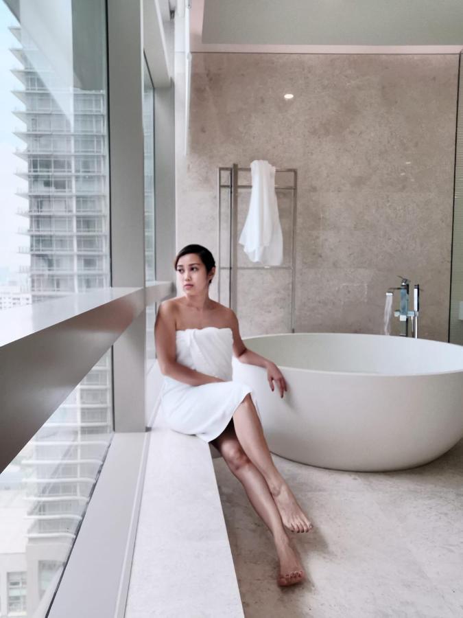 קואלה לומפור Ph Suites At Pavilion Bukit Bintang מראה חיצוני תמונה A woman wrapped in a bath sheet